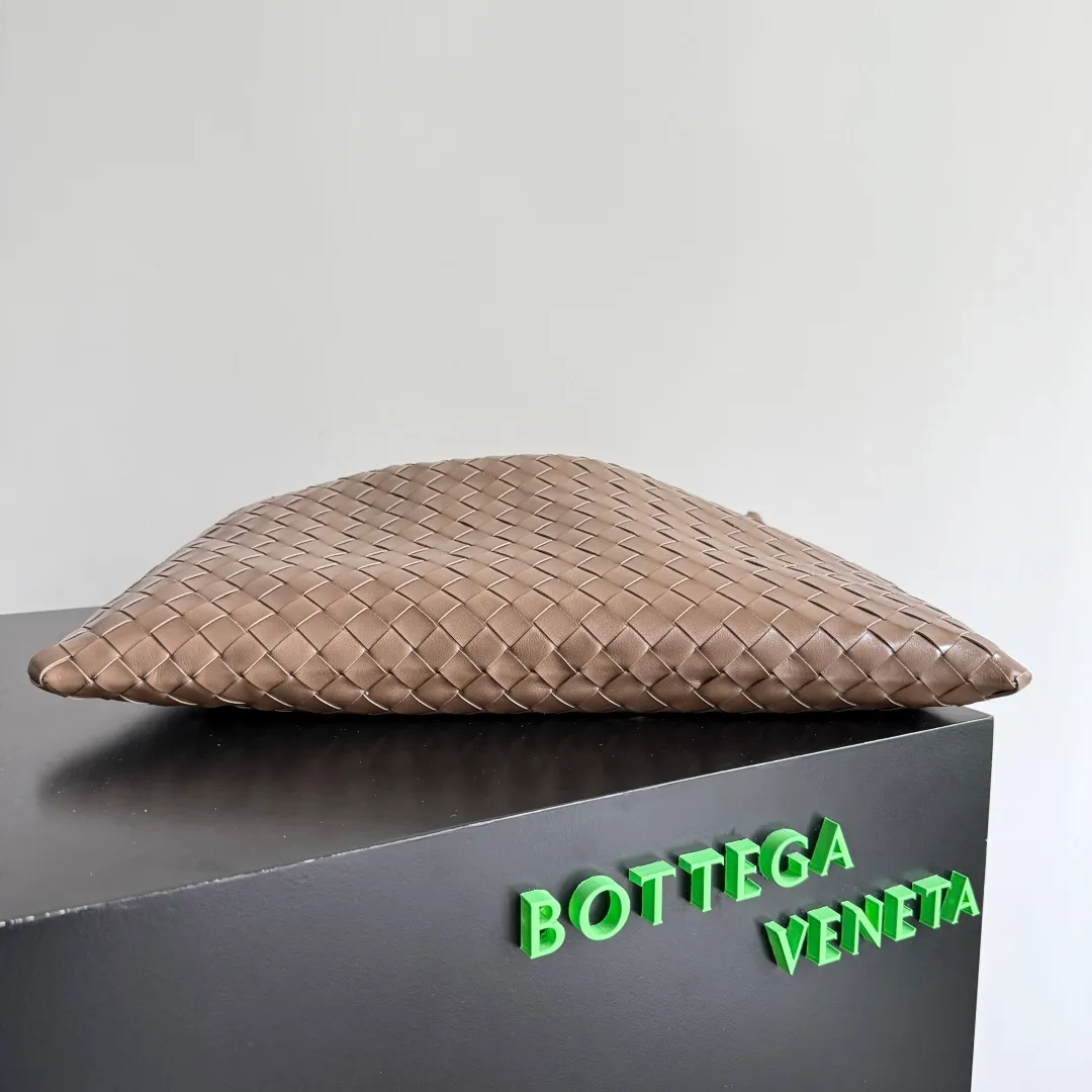 Batch 1960 It seems that this bag from BV has been popular recently ~ The new Hop is really not too beautiful. The whole bag has no seams. The bag body and handles are made of one piece of leather. It reflects the style and essence of Bottega Veneta. It truly represents craftsmanship and creativity. The large size has a very loose and lazy upper body. Big bag lovers will definitely not regret buying it. Style number: 796262 Size: 46*21*10cm